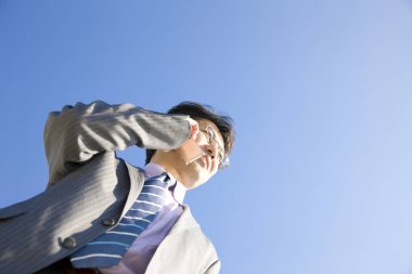 İş adamı cep telefonuyla konuşuyor.