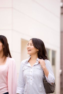 Güzel Japon kadınlarının portresi. Şehirde birlikte eğleniyorlar. Arkadaşlık scocnept 'i.  