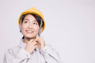 Güvenlik kasklı Asyalı mühendis kadın portresi.