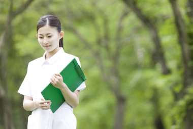 Japon kadının yeşil alanda gündüz görüşü 