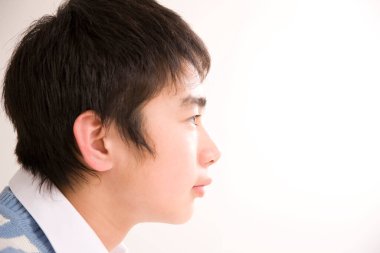 Modern sınıfta okuyan yakışıklı Japon okul çocuğunun portresi.