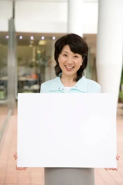 Porträt Einer Asiatischen Geschäftsfrau Die Leere Leerstellen Zeigt — Stockfoto