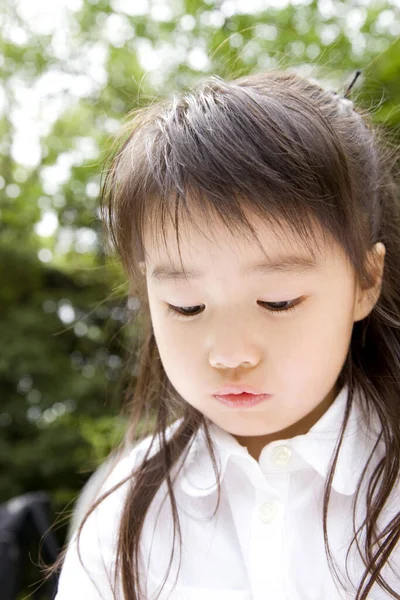 夏の公園の小さなアジアの女の子 — ストック写真