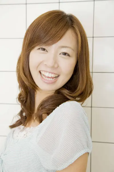 Портрет Молодої Японської Жінки Стильною Зачіскою Ізольовано Білому Тлі — стокове фото