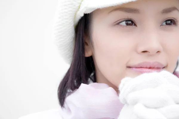 Asiatin Mit Warmen Weißen Handschuhen Und Mütze — Stockfoto