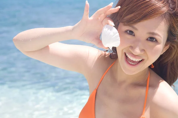 Joven Japonesa Bikini Playa Con Concha — Foto de Stock