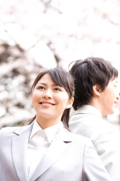 Портрет Щасливих Молодих Японських Бізнесменів Парку Під Час Цвітіння Сакури — стокове фото