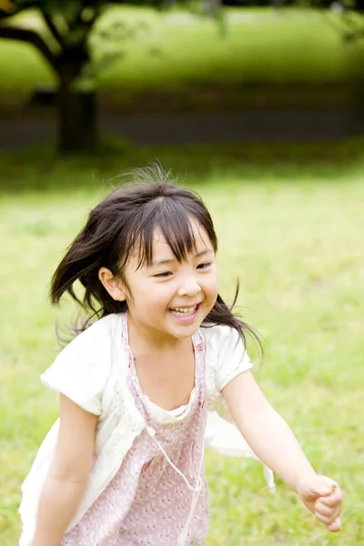 Portret Cute Little Asian Girl Zabawy Parku Letnim — Zdjęcie stockowe