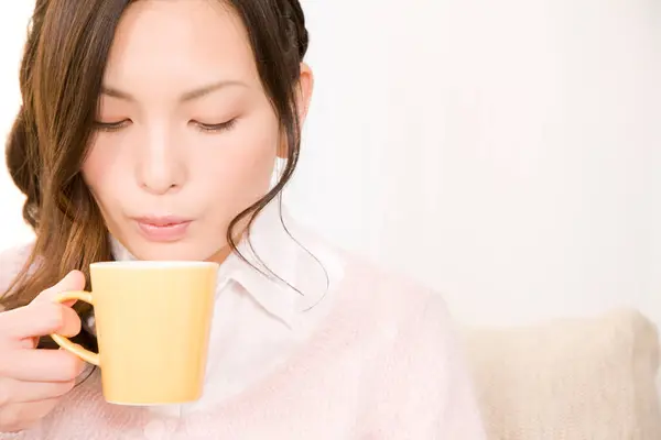 Junge Japanerin Trinkt Tee — Stockfoto