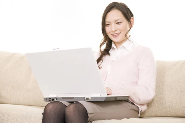 Kanepede Dizüstü Bilgisayar Kullanan Genç Japon Kadın — Stok fotoğraf