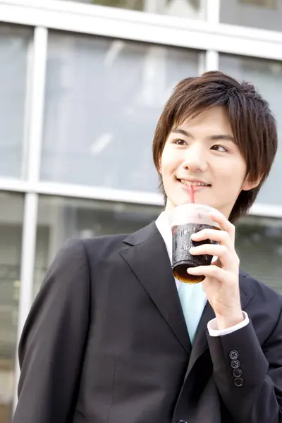 Junger Asiatischer Geschäftsmann Mit Kaffeetasse Der Nähe Des Büros — Stockfoto