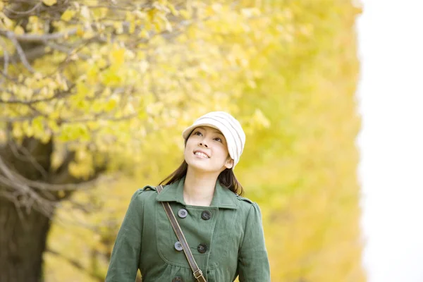 Portrait Jeune Asiatique Femme Portant Chapeau Automne Parc — Photo