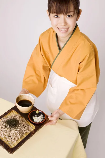 Masaya Soba Servisi Yapan Kadın Japon Çalışan — Stok fotoğraf