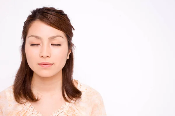Красивая Молодая Азиатка Закрытыми Глазами — стоковое фото