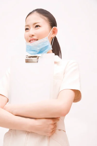 日本語 コビド19ウイルスに対する顔の保護のための医療マスクを持つ女性 — ストック写真