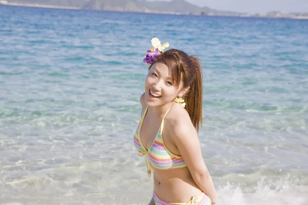 夏休みのコンセプトでビーチで休む水着の美しい日本人女性 — ストック写真