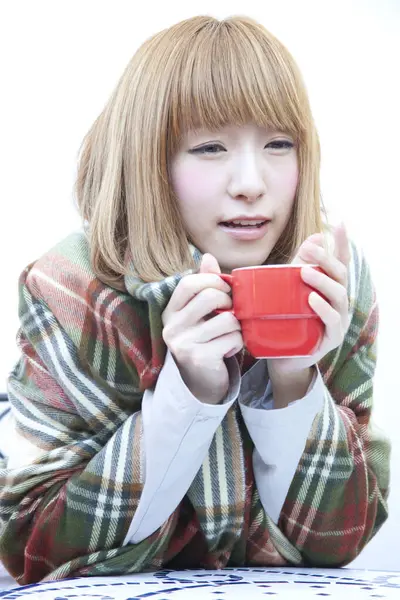 Молодая Женщина Держит Чашку Кофе Руке — стоковое фото