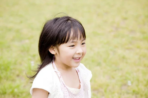 Menina Asiática Sorrindo Parque Verão — Fotografia de Stock