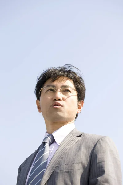 Portret Van Jonge Aziatische Zakenman Tegen Blauwe Lucht Achtergrond — Stockfoto