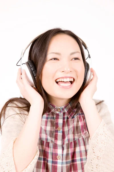 Beyaz Arka Planda Izole Edilmiş Kulaklıkla Gülümseyen Müzik Dinleyen Güzel — Stok fotoğraf