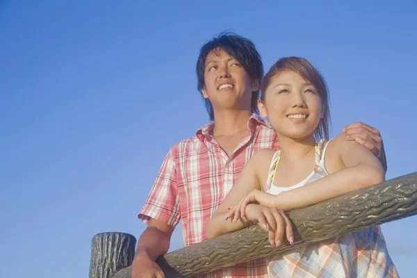 Retrato Feliz Joven Asiática Pareja Abrazando — Foto de Stock