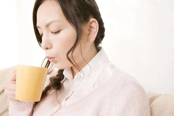 年轻的日本女人喝茶 — 图库照片
