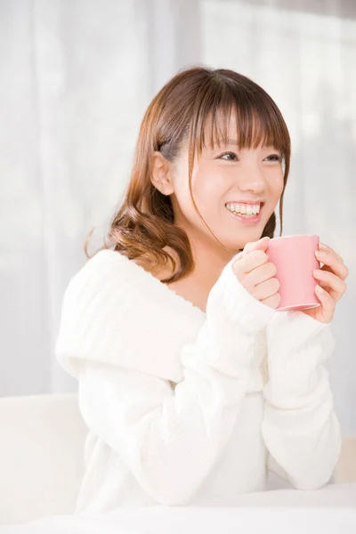 Joven Japonesa Mujer Bebiendo —  Fotos de Stock