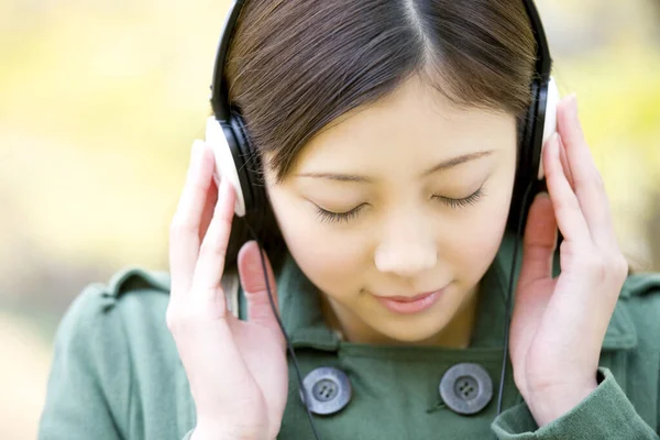 Park Yerinde Kulaklıklı Genç Japon Kadın — Stok fotoğraf