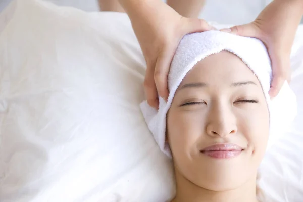 Fiatal Japán Lazít Spa Szalonban Szépség Bőrápolás Fogalma — Stock Fotó