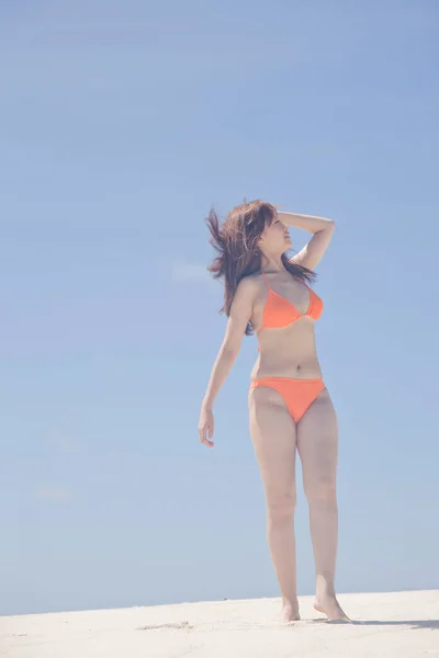 Fiatal Japán Pózol Bikini Strandon — Stock Fotó