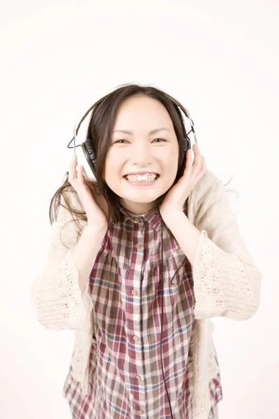 Retrato Bela Jovem Feliz Ouvindo Música Fones Ouvido Isolados Fundo — Fotografia de Stock