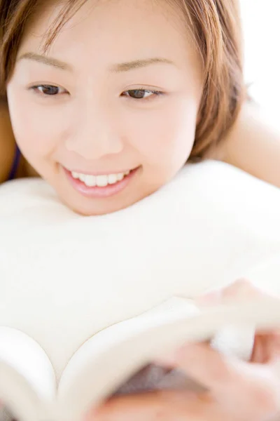 Smiling Asian Woman Reading Book — Stock Photo, Image