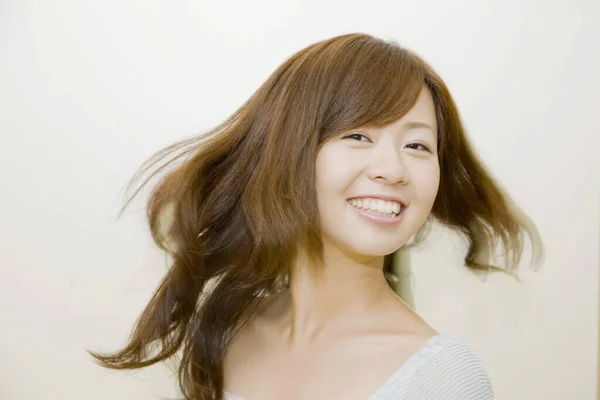 Πορτρέτο Της Νεαρής Γιαπωνέζα Γυναίκα Κομψό Κούρεμα Απομονώνονται Λευκό Φόντο — Φωτογραφία Αρχείου