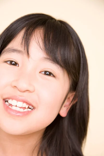 Belle Fille Japonaise Sur Fond Beige Portrait Écolière Souriante — Photo