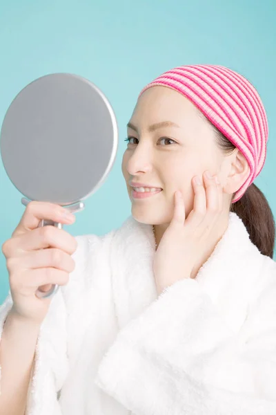 Bela Jovem Asiático Mulher Olhando Espelho Isolado Fundo — Fotografia de Stock