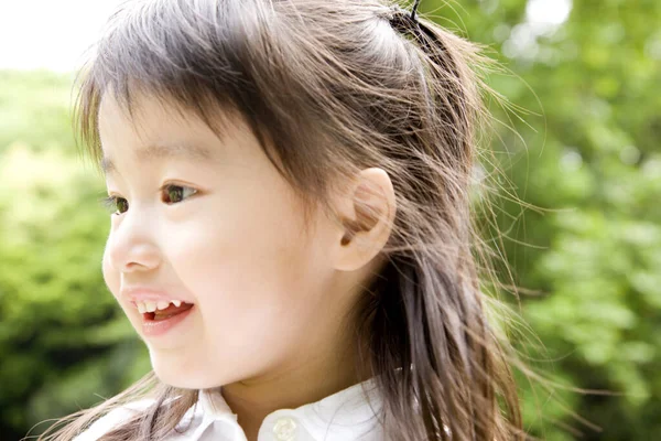 Yaz Parkında Gülümseyen Küçük Asyalı Kız — Stok fotoğraf