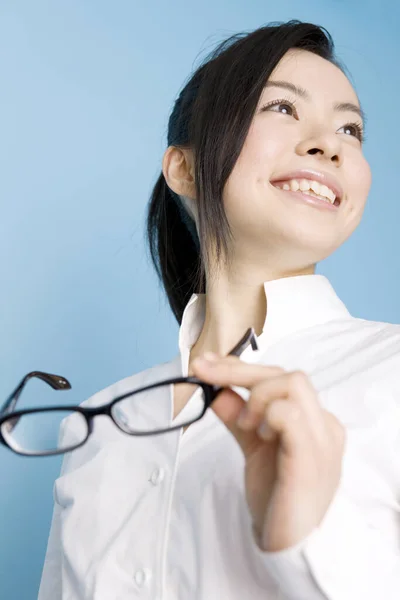 Giovane Donna Affari Asiatica Che Tiene Gli Occhiali Isolati Sfondo — Foto Stock