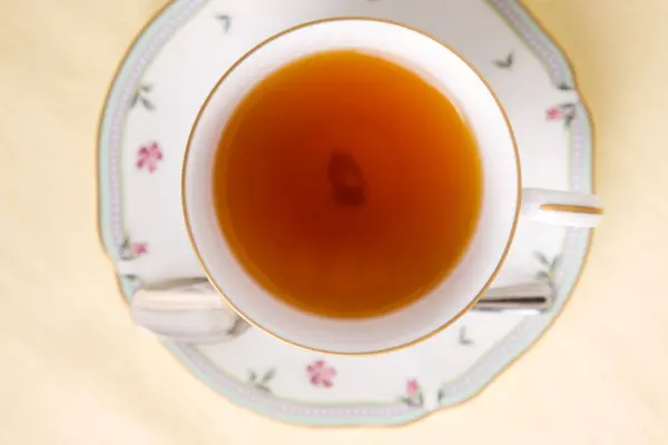 Φλυτζάνι Ζεστό Τσάι Στο Πιατάκι Κοντινή Θέα — Φωτογραφία Αρχείου