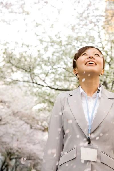 Красива Щаслива Молода Азіатська Бізнес Леді Насолоджується Квітучими Деревами Весняному — стокове фото