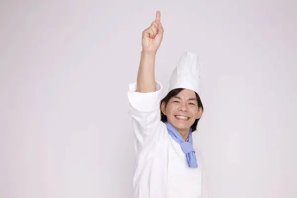 Retrato Feliz Asiático Chef Vestindo Branco Chef Uniforme Apontando Para — Fotografia de Stock