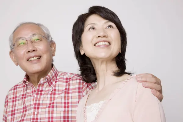 Щаслива Старший Азіатська Пара Посміхається — стокове фото