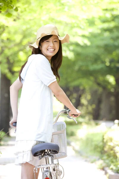 Asiática Sonriente Mujer Con Bicicleta Sombrero Paja Parque Día Verano — Foto de Stock