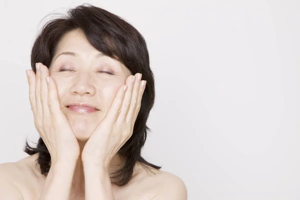 Olgun Asyalı Kadın Portresi Gözleri Kapalı Elleri Yüzü Kapalı — Stok fotoğraf