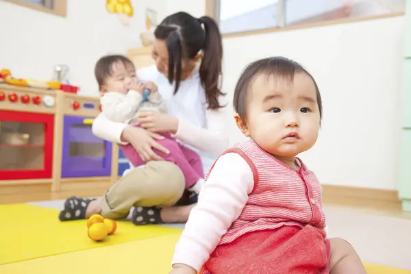 Carino Asiatico Piccoli Bambini Giocare Con Insegnante Scuola Materna — Foto Stock