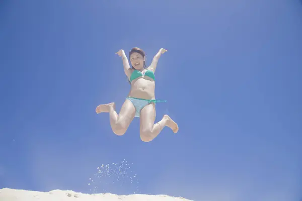 Fiatal Ázsiai Ban Egy Bikini Jumping Strandon — Stock Fotó