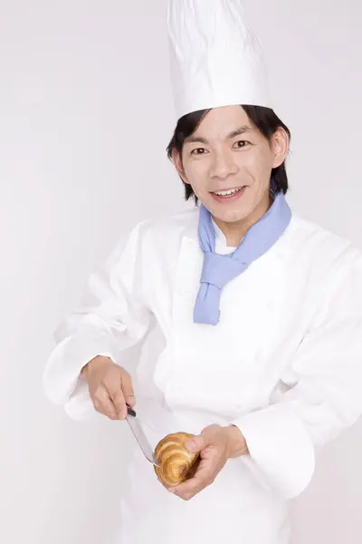 Ritratto Giovane Chef Taglio Croissant — Foto Stock