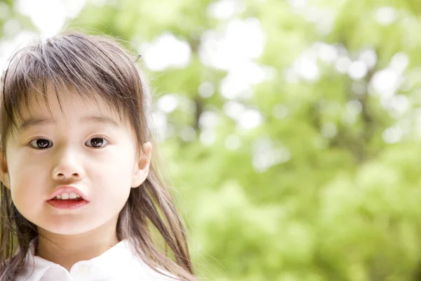 Klein Aziatisch Meisje Glimlachen Zomer Park — Stockfoto