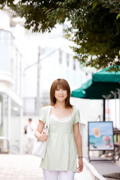 美丽的年轻亚洲女人走在街上 对着相机微笑 — 图库照片