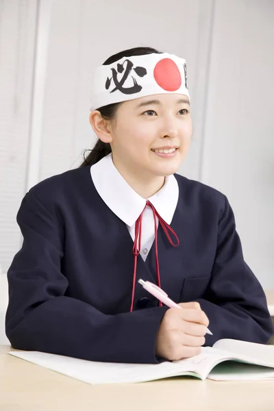 Aranyos Japán Lány Iskolai Egyenruhában Tanul Iskolában — Stock Fotó