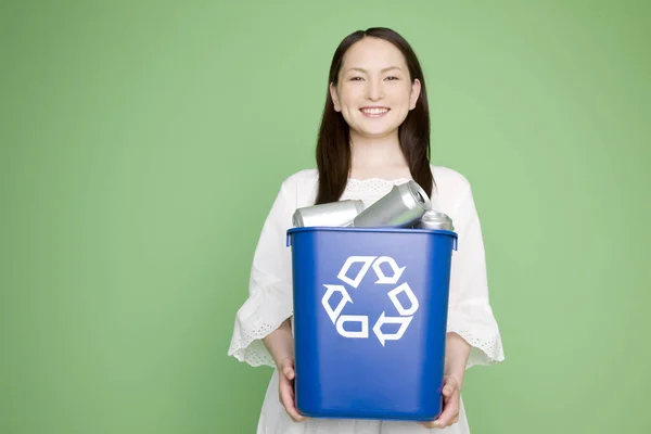 Hermosa Mujer Asiática Sosteniendo Azul Reciclar Bin — Foto de Stock